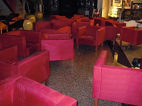 ALTOP czyszczenie foteli w kawiarni nocą